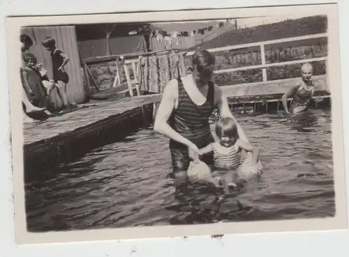 (F16270) Orig. Foto Vater mit Kind Marianne in einem Strandbad 1930