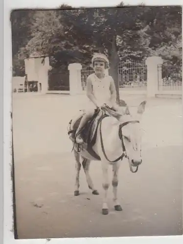 (F16267) Orig. Foto Bad Pyrmont, Kind Marianne reitet auf Esel 1930