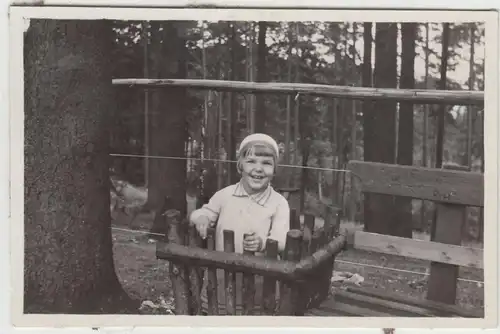 (F16266) Orig. Foto Bad Pyrmont, Kind Marianne steckt im Papierkorb 1930