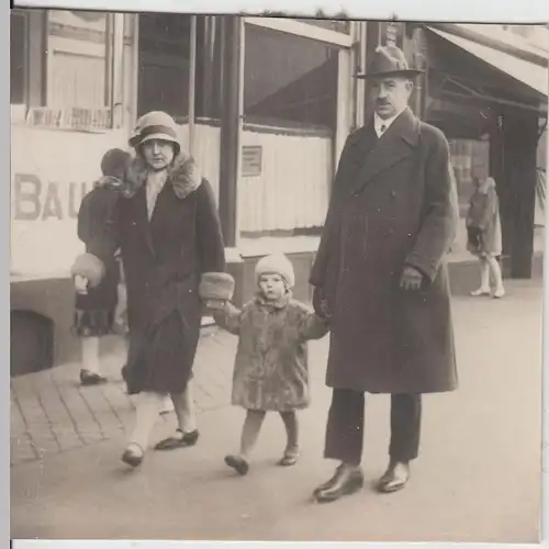 (F16256) Orig. Foto Köln, Familie m. Kind Marianne auf dem Hohenstaufenring 1929