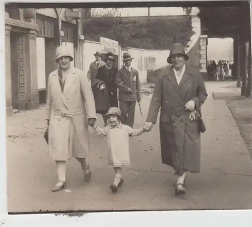 (F16255) Orig. Foto Köln, Familie m. Kind Marianne auf dem Hohenstaufenring 1929