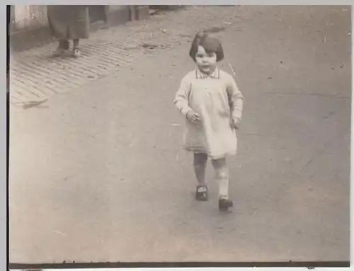 (F16254) Orig. Foto Köln, Kind Marianne Bresser auf dem Hohenstaufenring 1929