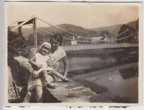 (F16252) Orig. Foto Bad Nassau, Mutter mit Kind Marianne an der Lahnbrücke 1929