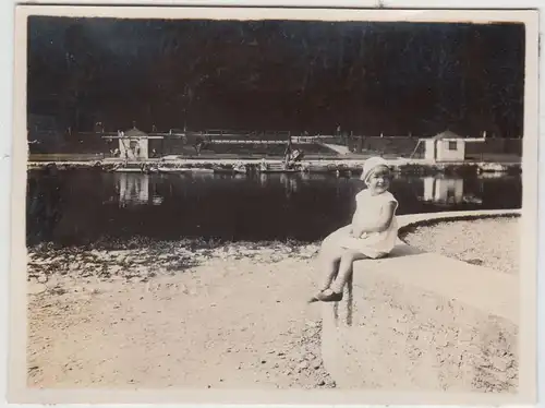(F16251) Orig. Foto Bad Nassau, Kind Marianne sitzt am Ufer der Lahn 1929