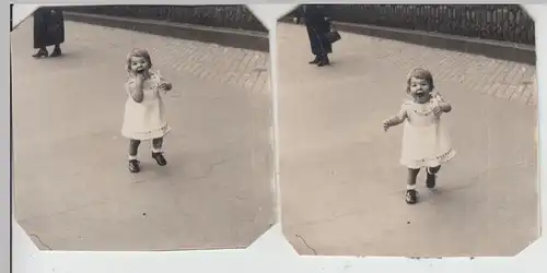 (F16243) 2x Orig. Foto kleines Mädchen auf dem Hohenstaufenring 1928