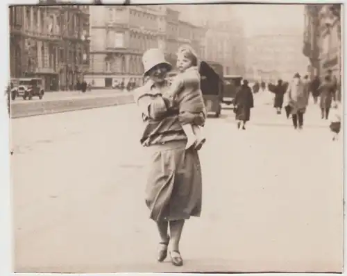 (F16241) Orig. Foto Köln, Mutter mit Kind auf dem Hohenstaufenring 1928