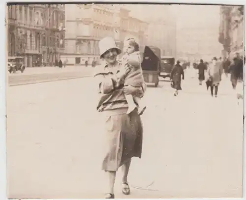 (F16240) Orig. Foto Köln, Mutter mit Kind auf dem Hohenstaufenring 1928