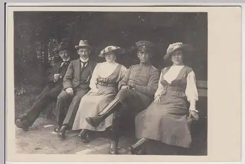 (F16236) Orig. Foto Personen u. deutscher Soldat sitzen auf Parkbank 1914-18
