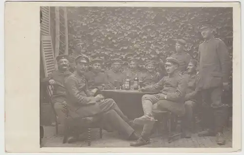(F16235) Orig. Foto deutsche Soldaten, gemütl. Runde bei Elixir u. Advokaat 1918