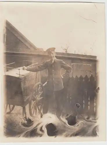 (F16225) Orig. Foto junger Mann am geschlossenen Handwagen um 1917