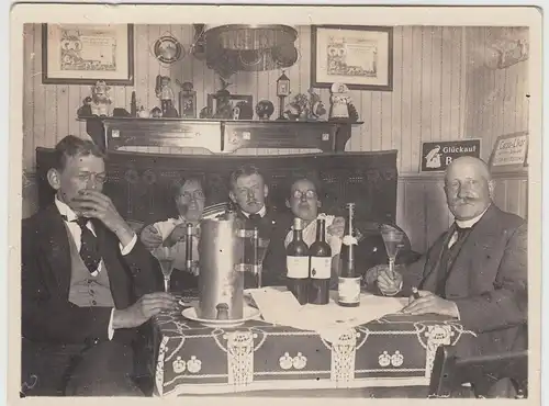 (F16222) Orig. Foto Männer in der Gaststube, trinken Wein 1917