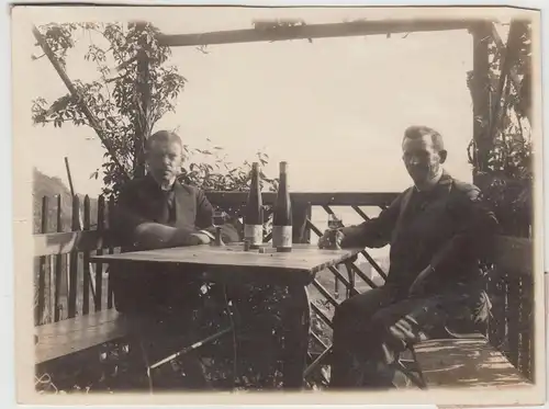 (F16221) Orig. Foto Männer trinken Wein auf Freisitz, Eifel? 1917