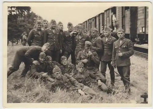 (F1621) Orig. Foto Luftwaffe-Soldaten posieren vor einem Güterzug, 1940er