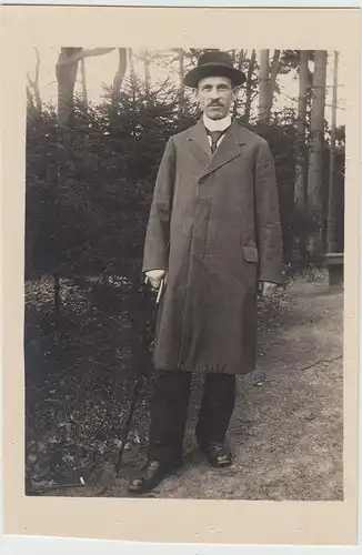 (F16207) Orig. Foto Mann mit Spazierstock im Freien um 1917