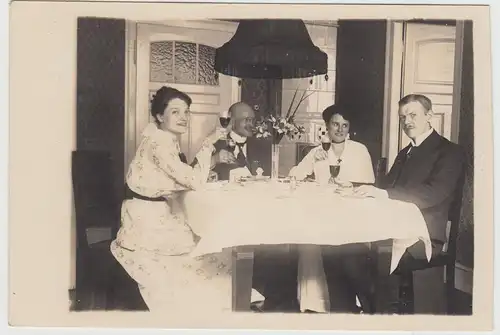 (F16204) Orig. Foto Personen sitzen am Tisch in der Stube um 1917