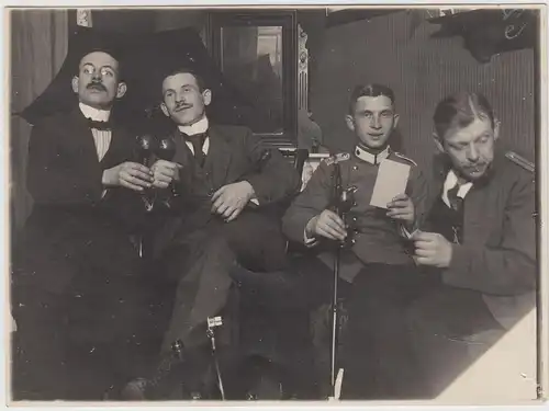 (F16203) Orig. Foto Männer in Uniform, Soldaten feiern den 1.1.1917