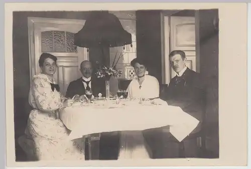 (F16202) Orig. Foto Personen sitzen am Tisch in der Stube um 1917