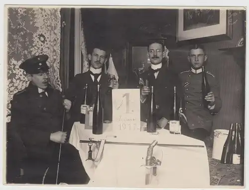 (F16201) Orig. Foto Männer in Uniform, Soldaten feiern den 1.1.1917