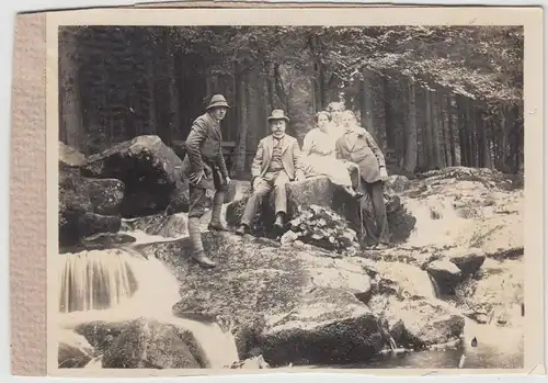 (F16187) Orig. Foto Personen am Wald, kleiner Wasserfall um 1915 (Harz?)