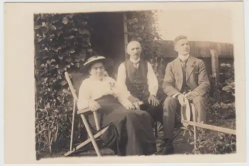 (F16184) Orig. Foto Personen sitzen im Garten, Frau im Liegestuhl um 1914