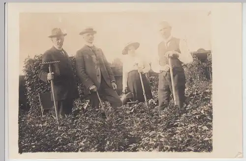 (F16183) Orig. Foto Personen bei der Gartenarbeit um 1914