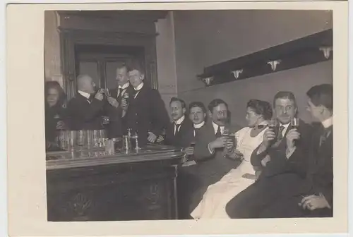 (F16178) Orig. Foto Personen in Gaststube am Schanktisch um 1914