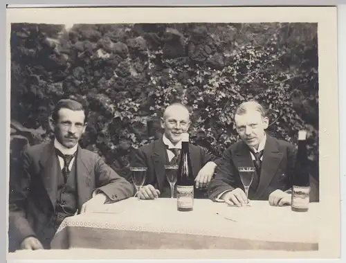 (F16177) Orig. Foto Männer bei einem Glas Wein im Freien um 1914