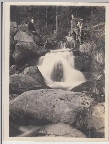(F16174) Orig. Foto Männer, Wanderer an einem kleinen Wasserfall 1910er