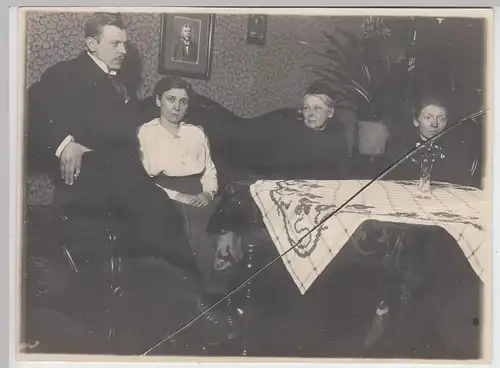 (F16168) Orig. Foto Personen sitzen am Tisch in der Stube 1910er