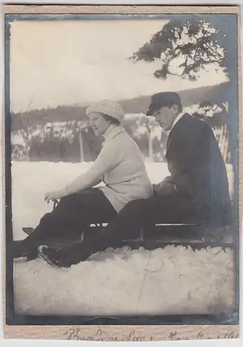 (F16166) Orig. Foto Personen sitzen auf einem Schlitten, 1914