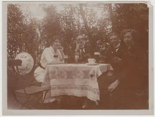 (F16158) Orig. Foto Personen am Tisch bei einem Glas Bier, Ulanenkasino 1910er
