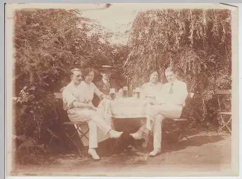 (F16157) Orig. Foto Personen am Tisch bei einem Glas Bier, Ulanenkasino 1910er
