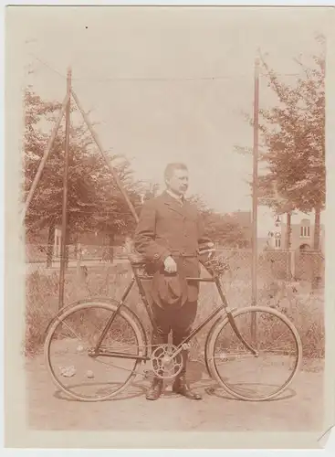 (F16156) Orig. Foto Mann mit Fahrrad im Freien 1910er