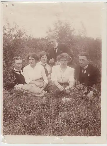 (F16155) Orig. Foto Personen sitzen im Gras 1910er