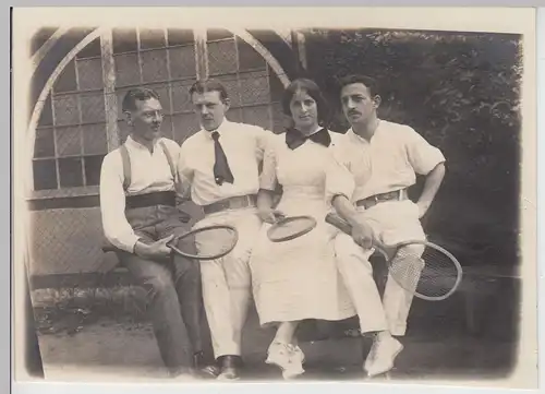 (F16154) Orig. Foto Personen mit Tennisschläger im Freien 1910er