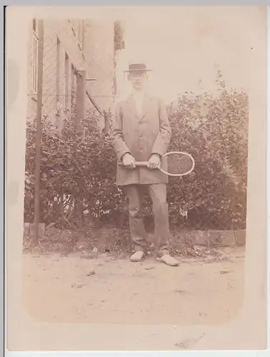 (F16147) Orig. Foto junger Mann mit Tennisschläger im Freien 1910er