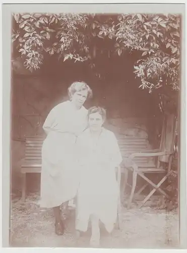 (F16140) Orig. Foto Frauen vor Sitzecke am Haus 1910er