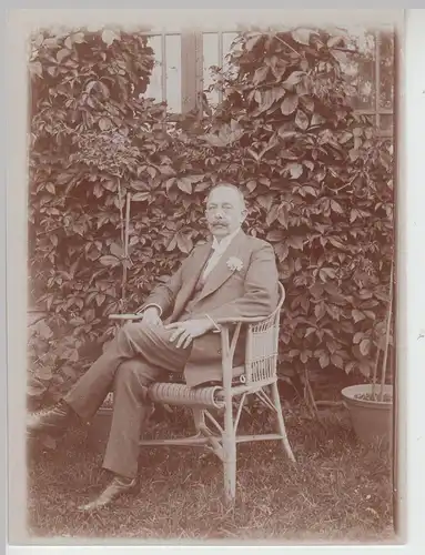 (F16135) Orig. Foto Herr sitzt im Korbstuhl am Haus 1910er