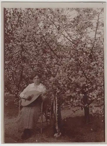 (F16132) Orig. Foto Frau mit Mandoline im Garten am Obstbaum 1910er