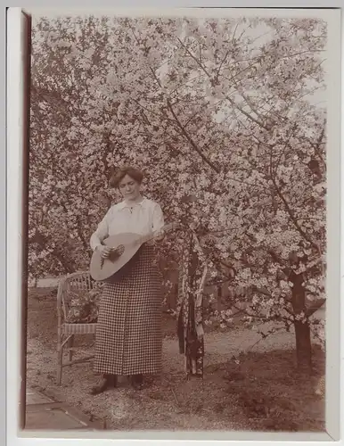 (F16131) Orig. Foto Frau mit Mandoline im Garten am Obstbaum 1910er