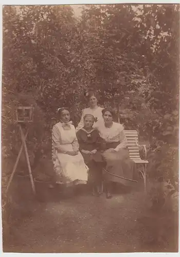 (F16125) Orig. Foto Personen im Freien sitzen auf Bank 1910er