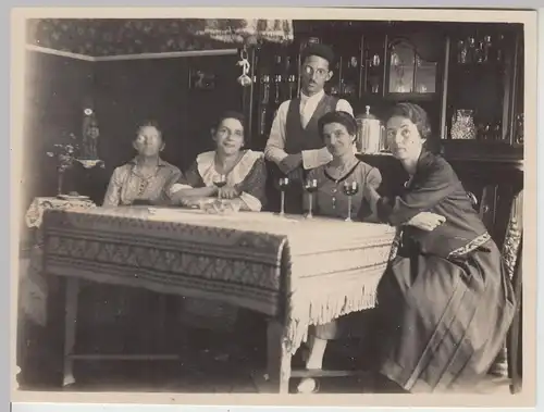 (F16123) Orig. Foto Personen am Tisch in der Stube 1910er