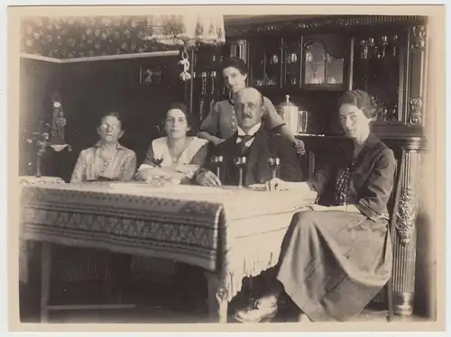 (F16122) Orig. Foto Personen am Tisch in der Stube 1910er