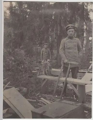 (F16121) Orig. Foto deutsche Soldaten sägen Holz im Wald 1914-18