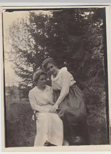 (F16120) Orig. Foto Frauen sitzen auf Stuhl im Garten 1910er