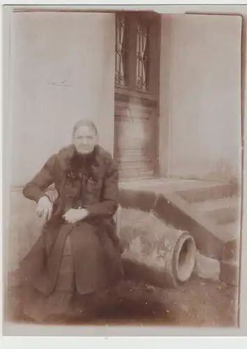 (F16118) Orig. Foto ältere Frau auf Stuhl vor Haus 1910er