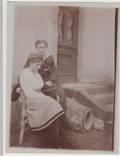 (F16117) Orig. Foto Frauen auf Stuhl vor Haus 1910er