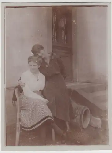 (F16116) Orig. Foto Frauen auf Stuhl vor Haus 1910er