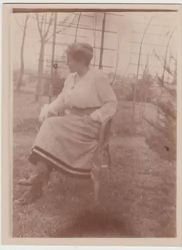 (F16114) Orig. Foto junge Frau auf Korbstuhl an Pergola 1910er