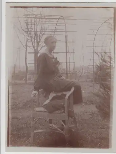 (F16113) Orig. Foto junge Frau auf Korbstuhl an Pergola 1910er